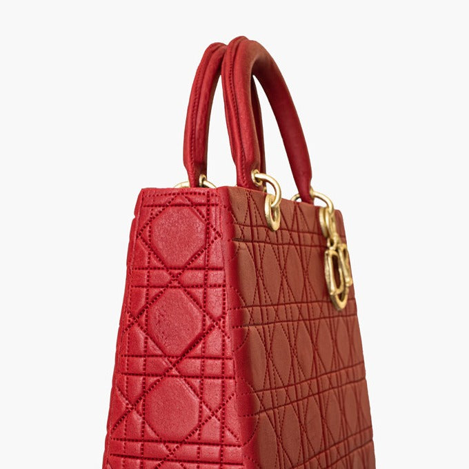 Timeless Dior Lady bag in edible format. This red handbag cake is delicious, light and moist and covered in a rich ruby red fondant with flawless stitching, perfectly replicating the signature Dior colour palette. With quilted textures and hand-painted gold Dior charms, this edible handbag cake has an incredibly realistic finish.