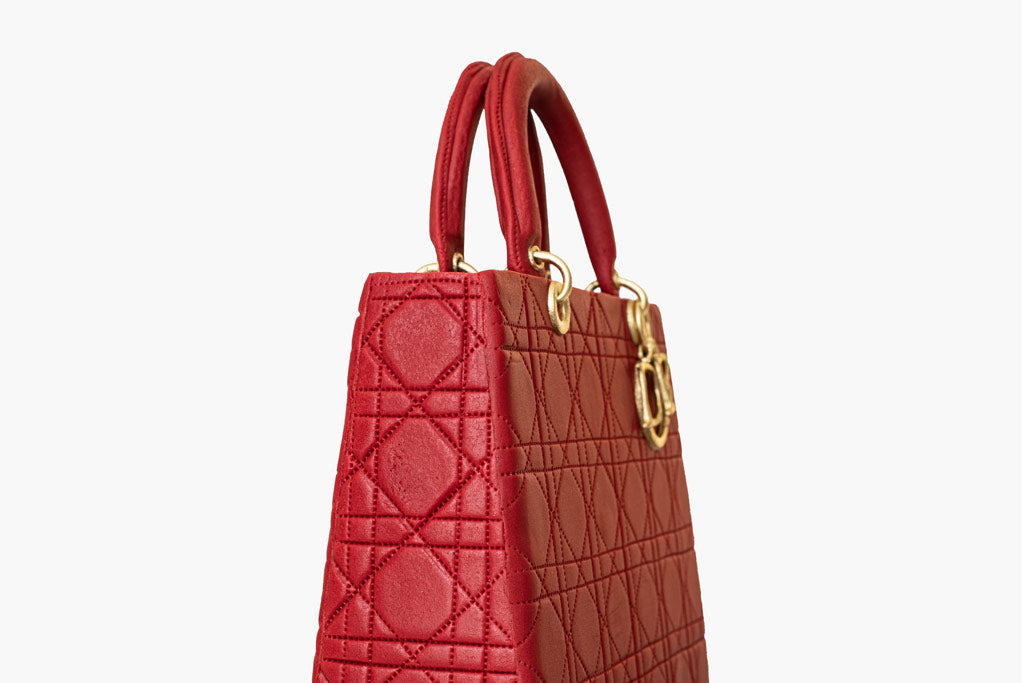 Timeless Dior Lady bag in edible format. This red handbag cake is delicious, light and moist and covered in a rich ruby red fondant with flawless stitching, perfectly replicating the signature Dior colour palette. With quilted textures and hand-painted gold Dior charms, this edible handbag cake has an incredibly realistic finish.