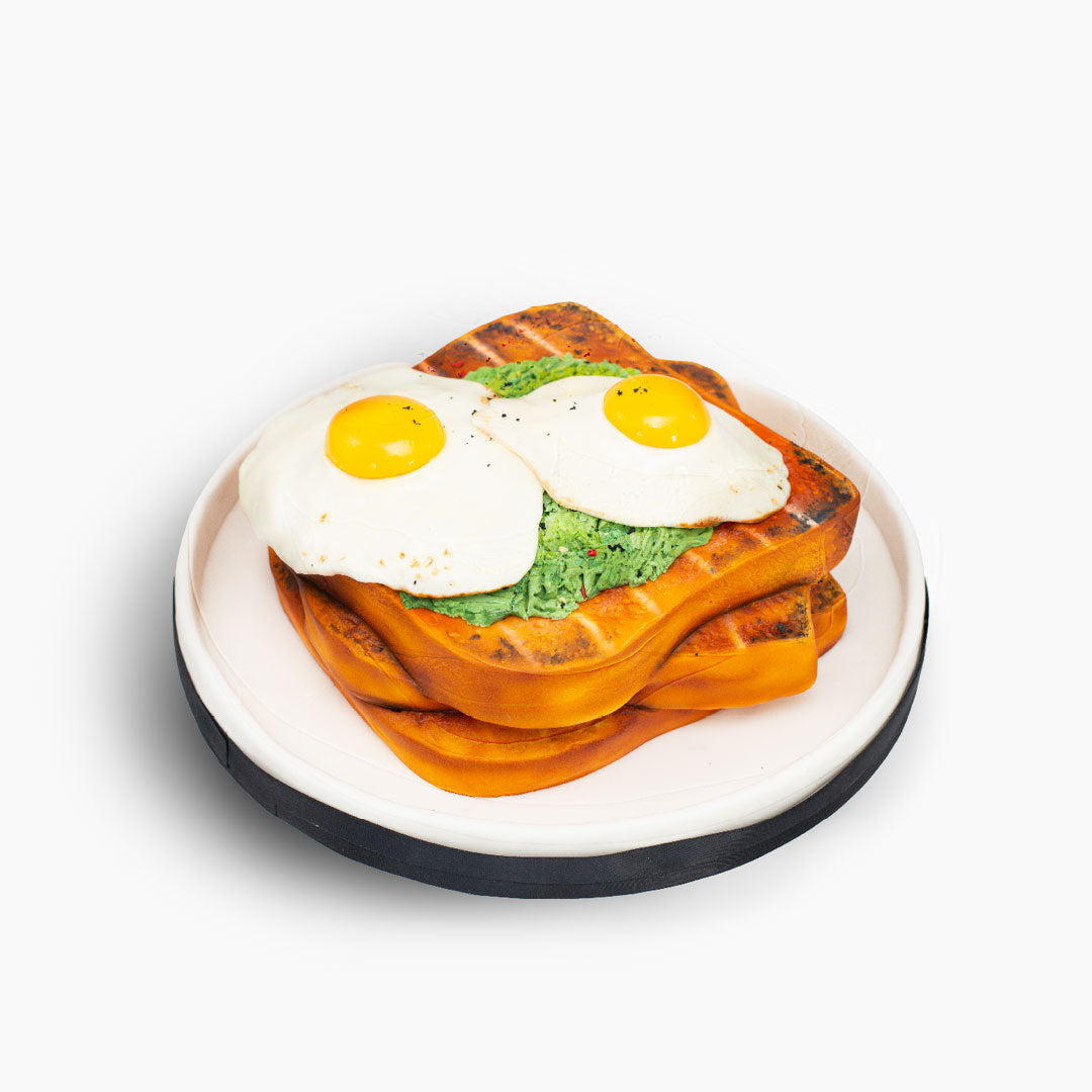 This eggs on toast cake is a real English tradition! Sunny side up eggs, avocado and toasted bread! An amazing hyper-realistic start to the day