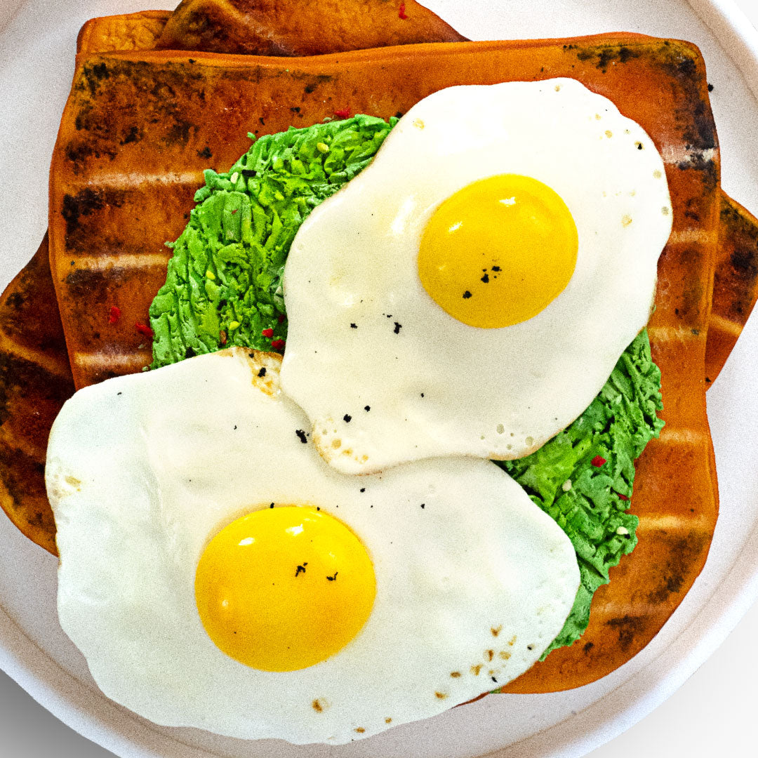 This eggs on toast cake is a real English tradition! Sunny side up eggs, avocado and toasted bread! An amazing hyper-realistic start to the day