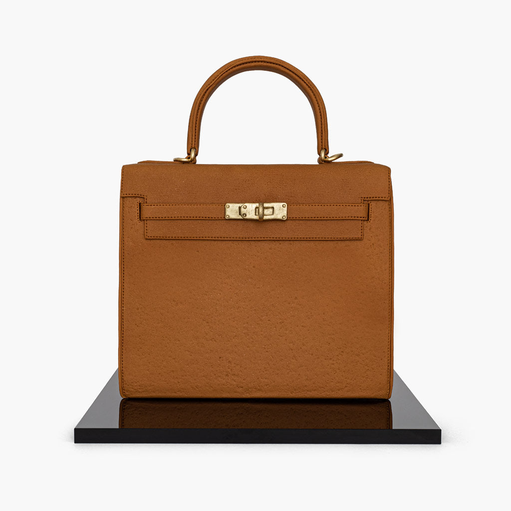 Hermes Birkin handbag cake has the original classic design. Complete with the signature Birkin bag edible gold lock and neat edge stitching.